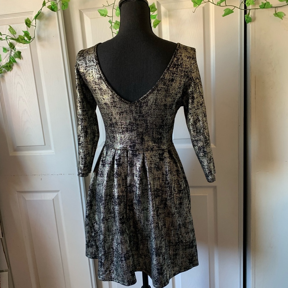 ONE LOVE DRESS - Picture 3 of 8